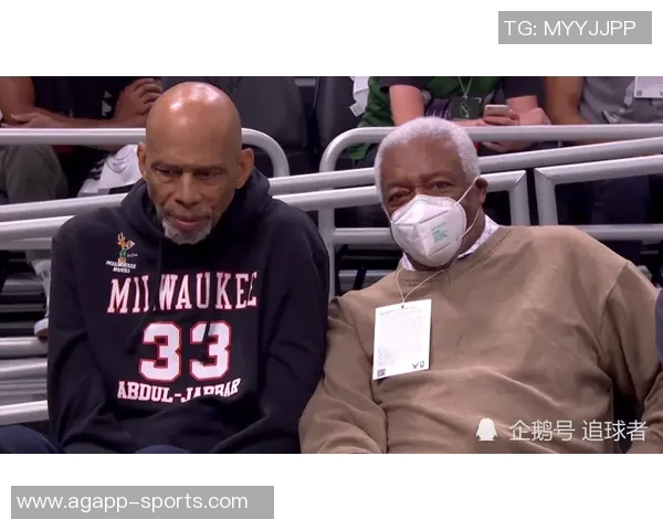 吉莱斯皮称赞布克决策果断自己专注于接球投篮半场贡献12分